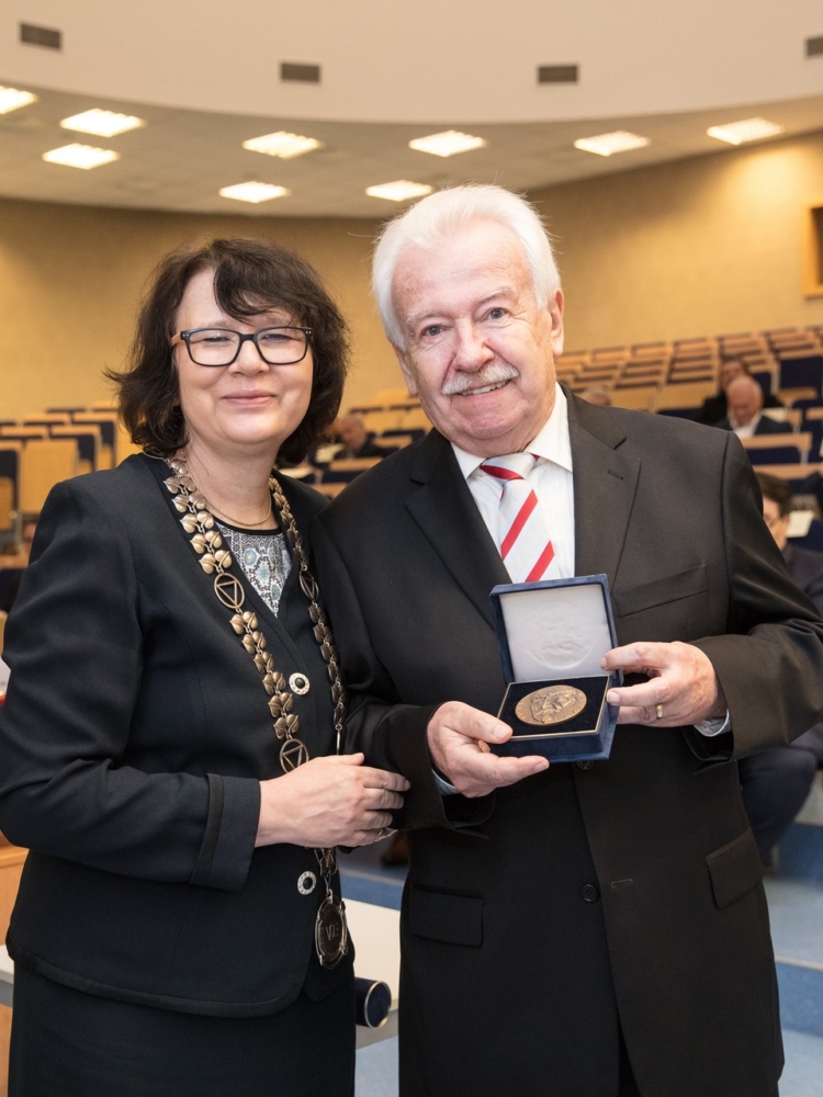 VŠE awarded Alois Rašín Medal to Richard Hindls