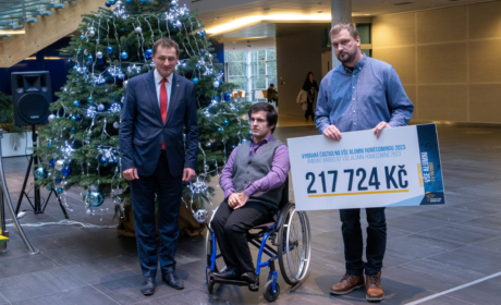 Rector Petr Dvořák presented the proceeds from the VŠE Alumni Homecoming to the Centre for Students with Special Needs