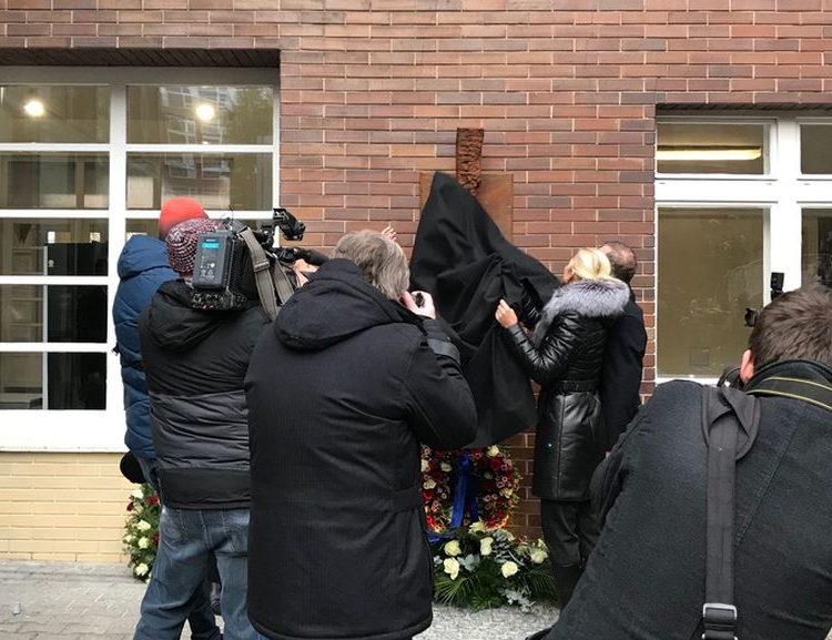 New memorial plaque in Žižkov campus commemorates Jan Palach