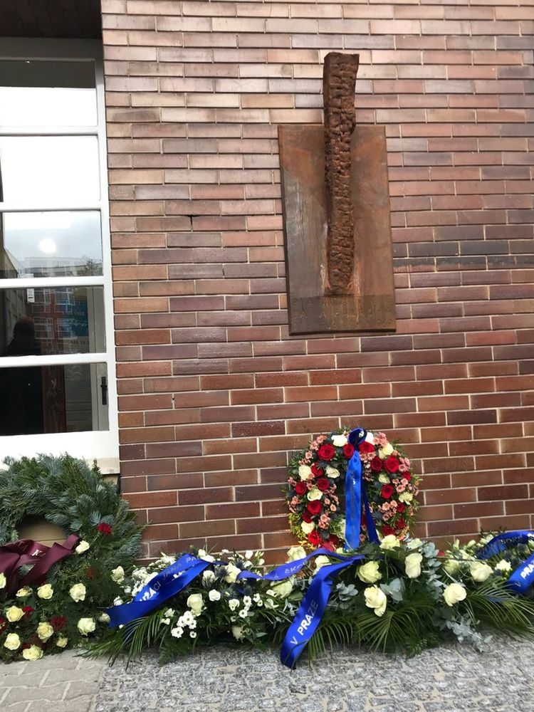New memorial plaque in Žižkov campus commemorates Jan Palach