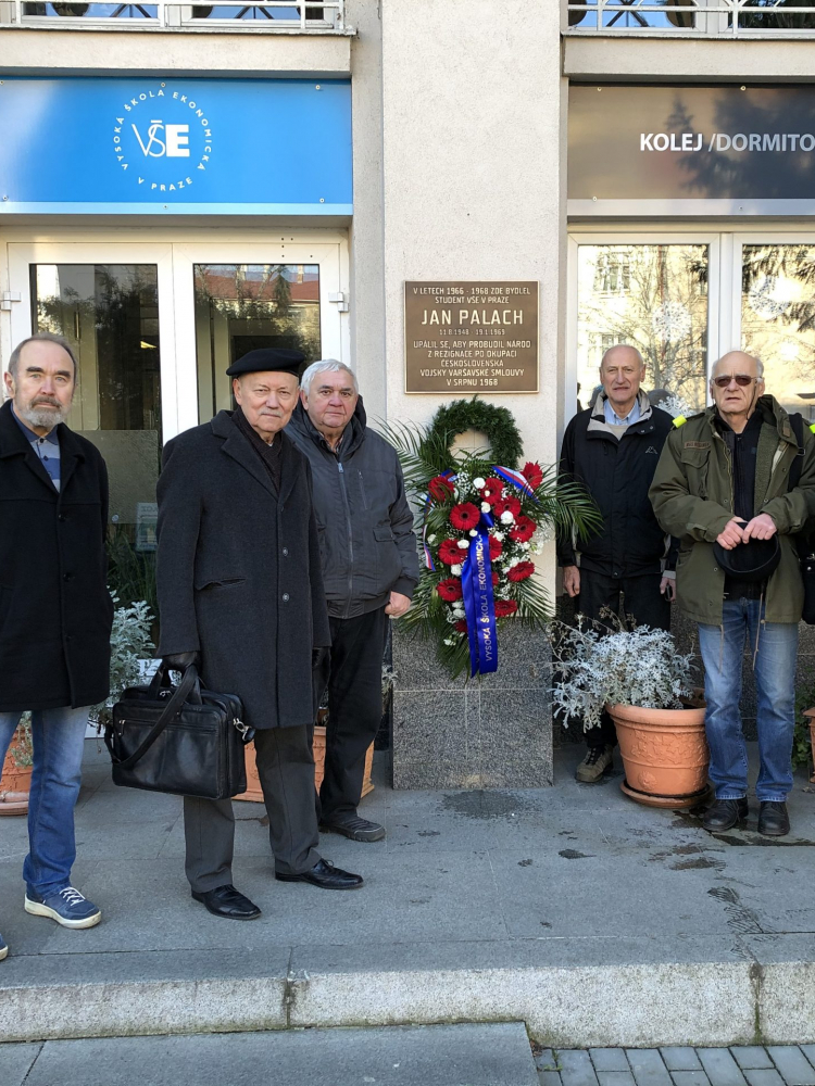 Spolužáci Jana Palacha uctili jeho památku