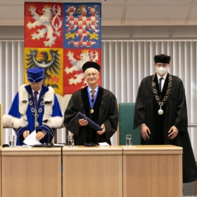 VŠE udělila čestný doktorát Robertu S. Kaplanovi, odborníkovi na strategické řízení