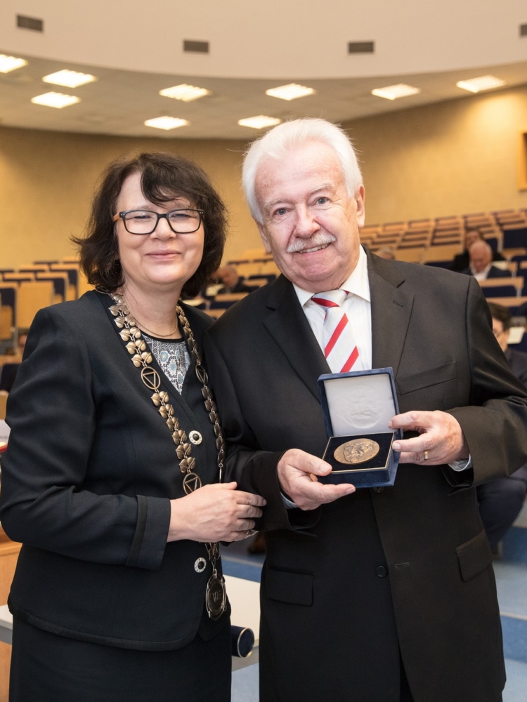 Medaili Aloise Rašína převzal prof. Richard Hindls, emeritní rektor VŠE