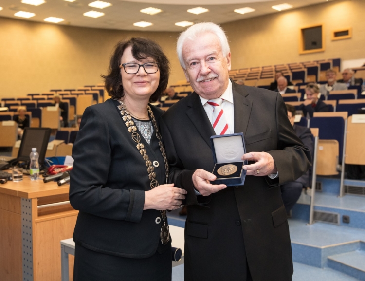 Medaili Aloise Rašína převzal prof. Richard Hindls, emeritní rektor VŠE