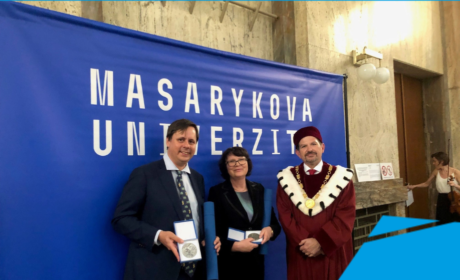 Masarykova univerzita udělila stříbrné medaile emeritní rektorce VŠE prof. Machkové a děkanu FIS prof. Fischerovi