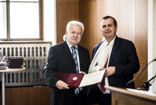 Emeritní rektor VŠE prof. Hindls byl oceněn zlatou medailí Univerzity Karlovy