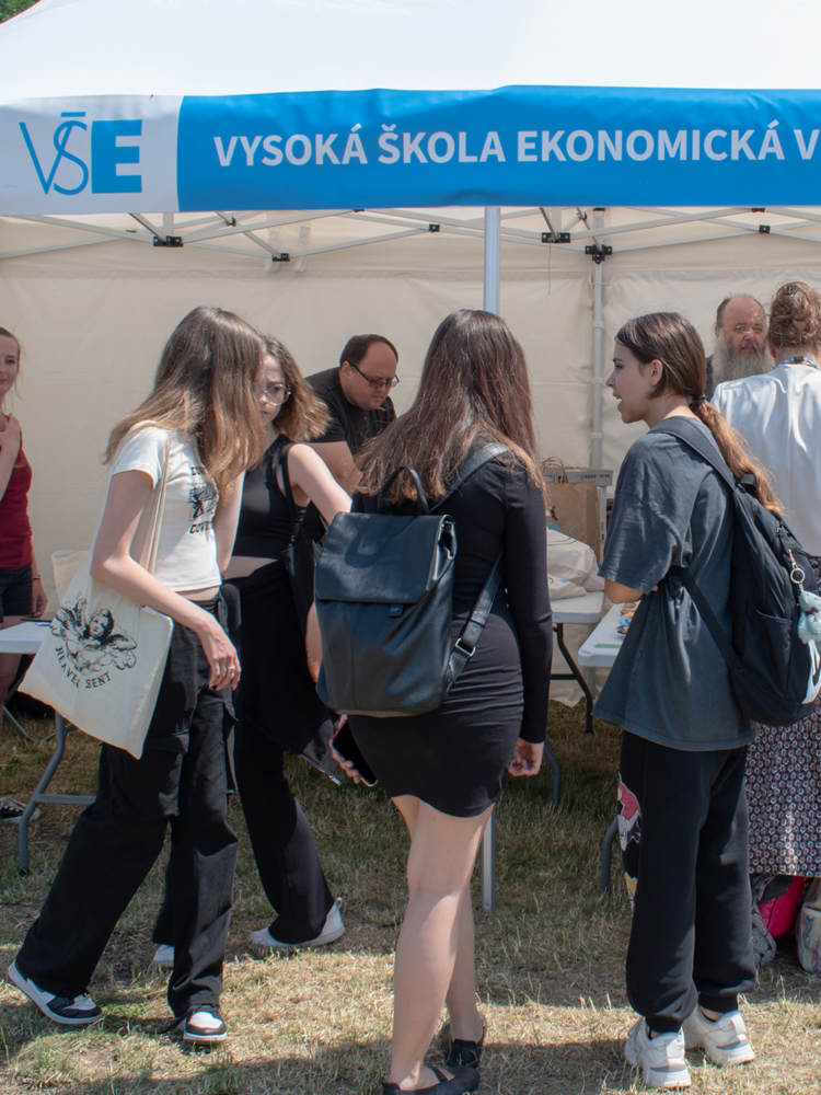 VŠE se na VědaFestu prezentovala expozicí s názvem Data v koši